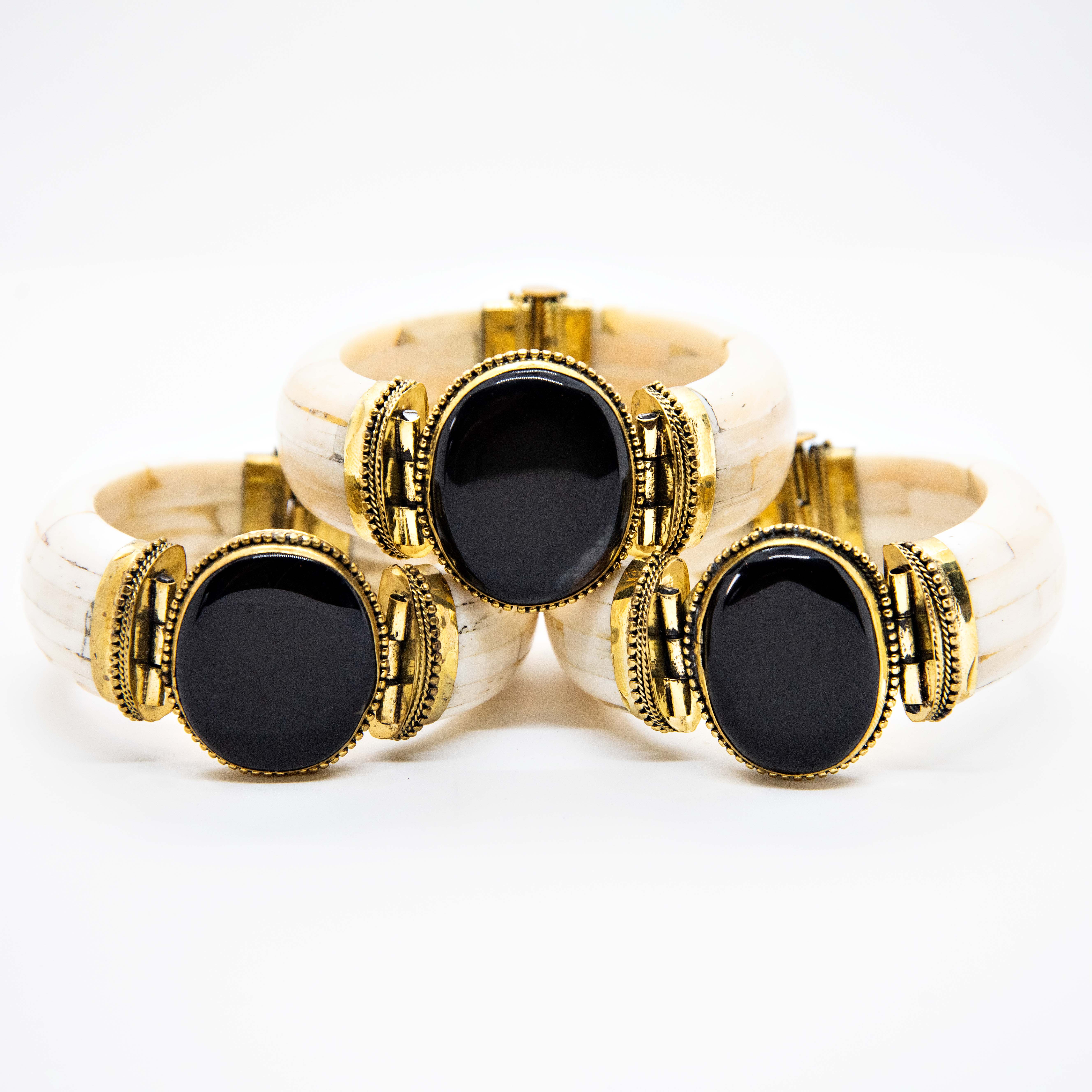 Bracelete Turco Osso com Pedra Oval Preta