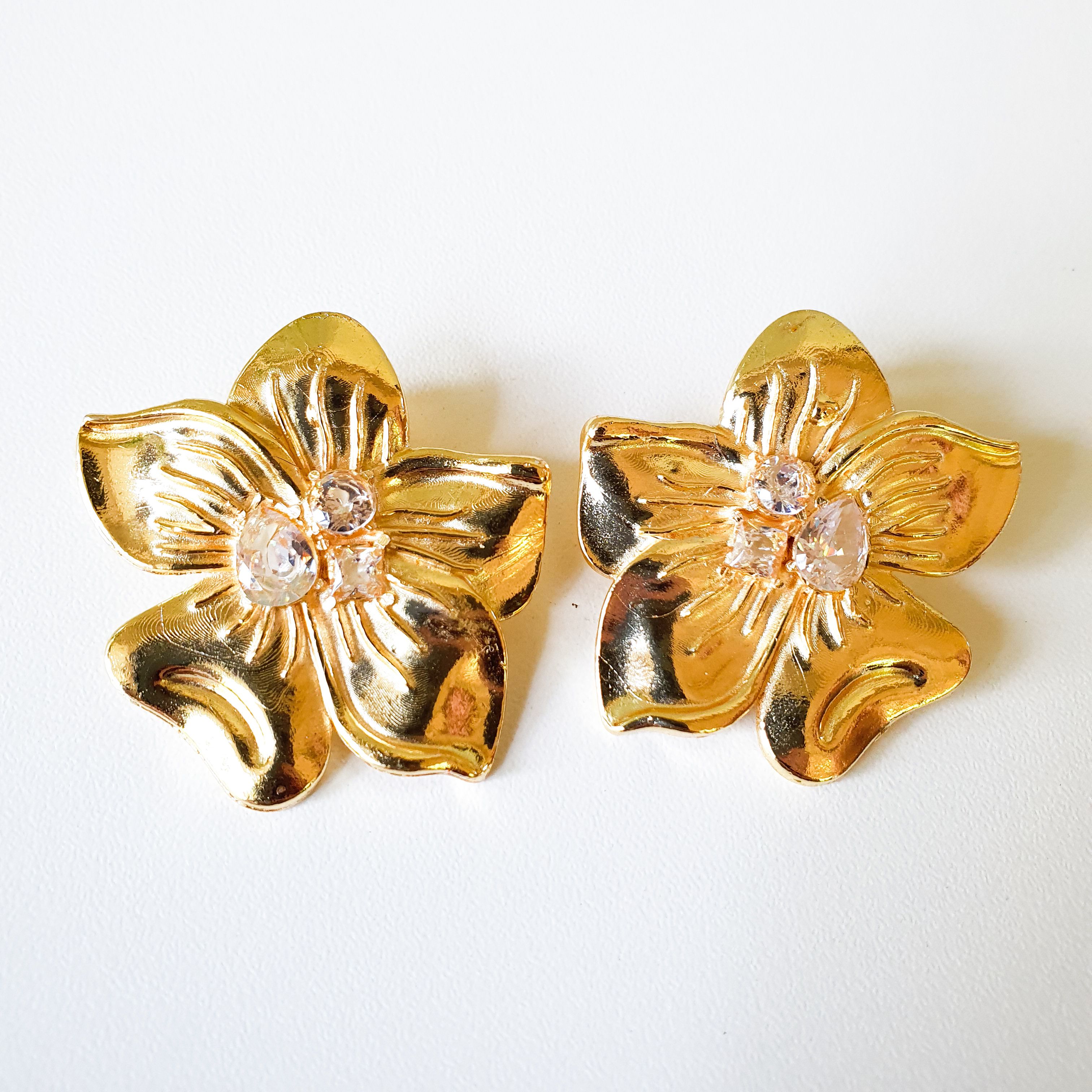 Brinco Flor Tati - Dourado/Pedra Cristal